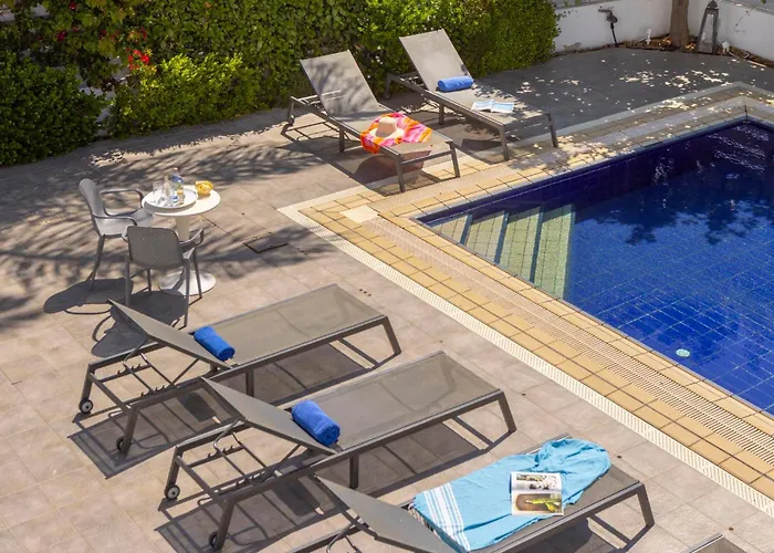 Azure Luxury Pool プロタラス