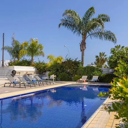 Azure Luxury Pool فيلة