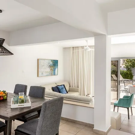 Azure Luxury Pool بروتاراس