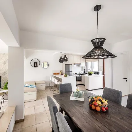 Azure Luxury Pool بروتاراس