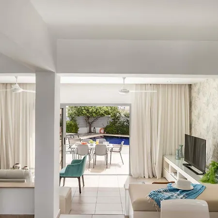 Azure Luxury Pool فيلة