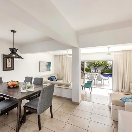 Azure Luxury Pool فيلة