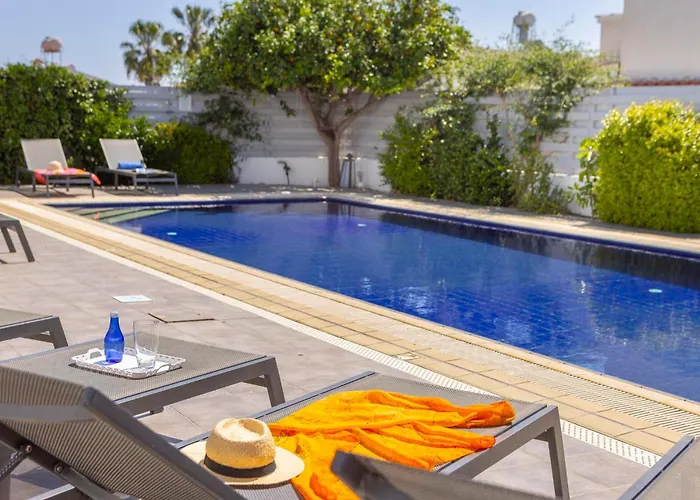 Azure Luxury Pool וילה פרוטאראס