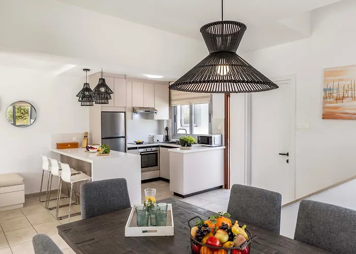 Azure Luxury Pool פרוטאראס