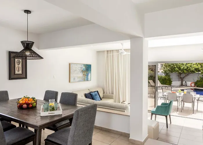 Azure Luxury Pool פרוטאראס